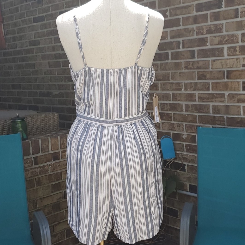 "PRICE DROP" Romper - Picture 3 of 8